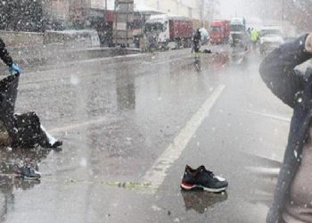 Kaza sonrası şoka girdi, yola fırladı! TIR’ın altında can verdi