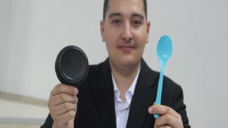 Üniversite öğrencisi doğada çözünerek bitkiye dönüşen plastik üretti