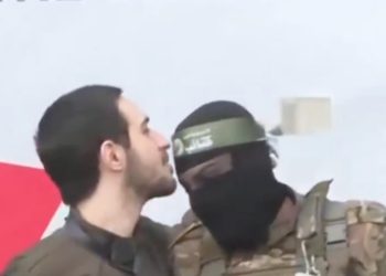İsrailli Rehine Hamas Askerini Alnezdan Öptu