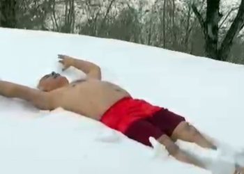Ordu’da Konutunun Önünde Kar Banyosu