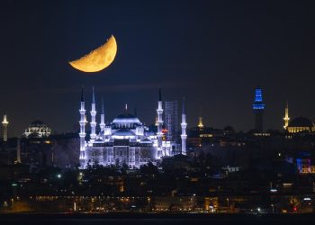 İstanbul’dan Nefes Kesen Yarm AY AY Kareleri